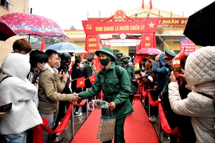 Các tân binh huyện Ngân Sơn lên đường nhập ngũ.