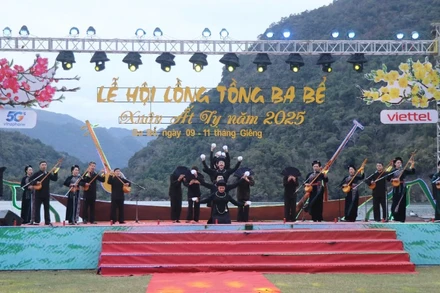 Trình diễn văn nghệ tại lễ khai hội. (Ảnh: TUẤN SƠN)