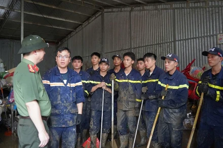 Lãnh đạo Công an tỉnh Bắc Kạn chỉ đạo, động viên cán bộ, chiến sĩ giúp người dân thôn Tẩn Lượt, xã Đồng Phúc, huyện Ba Bể khắc phục hậu quả. (Ảnh: THÙY DƯƠNG)