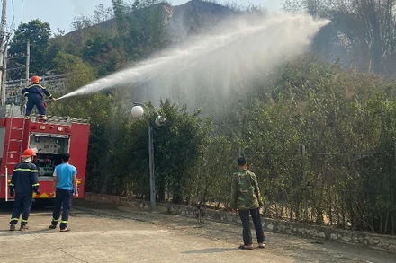 Cảnh sát phòng cháy, chữa cháy và cứu hộ, cứu nạn tỉnh Bắc Kạn dập đám cháy rừng tại tổ 1A, phường Đức Xuân, thành phố Bắc Kạn. (Ảnh: NHUNG HÀ)