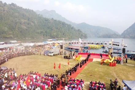 Lễ hội lồng tồng lớn nhất tại Bắc Kạn tổ chức ở huyện Ba Bể diễn ra từ ngày 9 đến 11 tháng Giêng. (Trong ảnh: Lễ hội duy trì truyền thống tổ chức ven bờ hồ Ba Bể). (Ảnh: TUẤN SƠN).