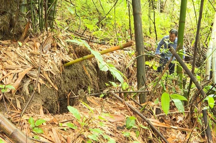 Vết nứt kéo dài trên đồi cao tại khu vực tổ 4, phường Đức Xuân, thành phố Bắc Kạn đe dọa tới an toàn của 60 hộ dân. (Ảnh: TUẤN SƠN)