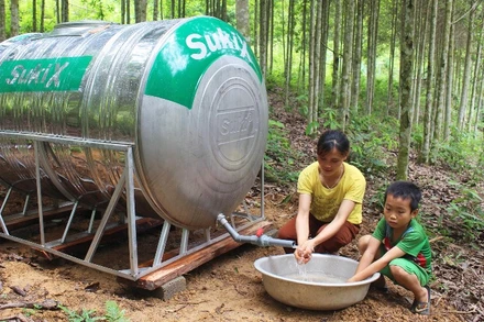 Người dân xã Sỹ Bình (Bạch Thông) được hỗ trợ téc chứa nước sinh hoạt hợp vệ sinh. (Ảnh: THU TRANG).