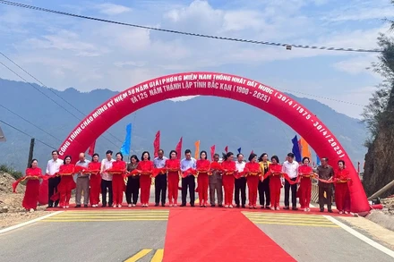 Các đại biểu cắt băng khánh thành. (Ảnh: TUẤN SƠN).