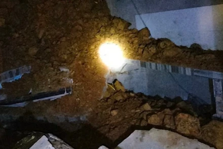 Hiện trường vụ sạt lở đất làm chết người tại huyện Chợ Đồn trong đêm ngày 25/6. (Ảnh: QUÝ ĐÔN). 