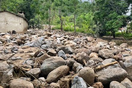Lũ quét mang theo vô số tảng đá lớn, nhỏ về thôn Tẩn Lượt, xã Đồng Phúc, huyện Ba Bể. (Ảnh: TUẤN SƠN)