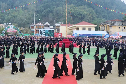 Trình diễn múa bát với sự tham gia của 200 diễn viên. Ảnh: TUẤN SƠN