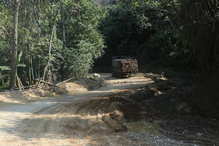 Đường đèo dốc hư hỏng nên tiềm ẩn nguy cơ cao gây tai nạn giao thông. (Ảnh: NGUYỄN HOÀNG)