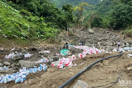 Đập hồ chứa bị vỡ tạo nên một dòng bùn thải, đất, đá chảy từ lưng chừng núi xuống phía dưới xã Bản Thi. (Ảnh: TUẤN SƠN).