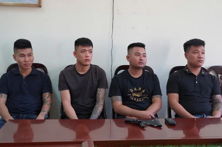 Các đối tượng ra trình diện tại Công an tỉnh Bắc Kạn. (Ảnh: THÙY DƯƠNG)