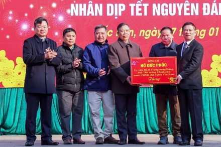 Phó Thủ tướng Chính phủ Hồ Đức Phớc tặng quà cho thị trấn Nà Phặc, huyện Ngân Sơn. (Ảnh: TUẤN SƠN)