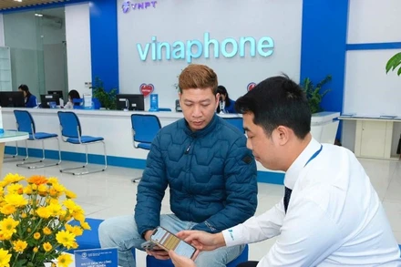 Hướng dẫn người dân sử dụng dịch vụ công trực tuyến.