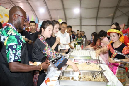 Khách quốc tế thưởng thức ẩm thực Việt Nam trong khuôn khổ Lễ hội Văn hóa và Ẩm thực đa quốc gia tại Phái bộ an ninh lâm thời Liên hợp quốc tại Abyei. (Ảnh: LÊ THUẦN)