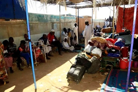 Xung đột khiến người dân Sudan phải tạm trú trong một ngôi trường tại khu phố Al-Ahamda thuộc thành phố Bahri, phía bắc thủ đô Khartoum. (Ảnh: TÂN HOA XÃ)