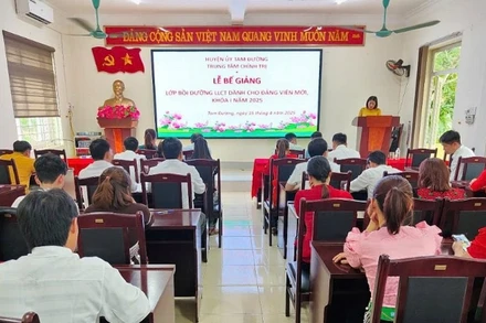 Lớp bồi dưỡng lý luận chính trị dành cho đảng viên mới khóa I năm 2025 tại Trung tâm Chính trị huyện Tam Đường, tỉnh Lai Châu. (Ảnh: CỔNG THÔNG TIN ĐIỆN TỬ HUYỆN TAM ĐƯỜNG) 