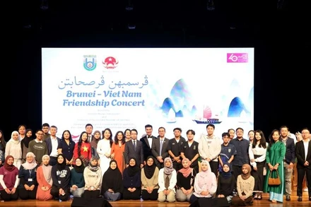 Đại sứ Trần Anh Vũ và Tiến sĩ Hazri, Phó Hiệu trưởng Đại học Quốc gia Brunei chụp ảnh cùng các nghệ sĩ và sinh viên Brunei theo học tiếng Việt tại buổi Hòa nhạc hữu nghị Việt Nam-Brunei. 