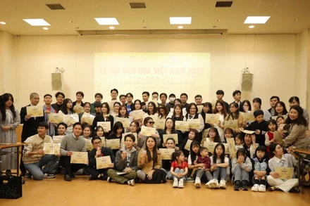 Tổng hội người Việt Nam vùng Kansai trao giấy tri ân cho gần 50 cá nhân, tổ chức, doanh nghiệp và nhóm tình nguyện viên đã có nhiều đóng góp tích cực trong công tác tổ chức Lễ hội Văn hóa Việt Nam 2025. 