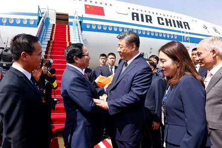 Thủ tướng Phạm Minh Chính chủ trì Lễ tiễn Tổng Bí thư, Chủ tịch nước Trung Quốc Tập Cận Bình tại Sân bay quốc tế Nội Bài. (Ảnh: DOÃN TẤN/TTXVN)