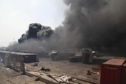 Khói bốc lên tại hiện trường vụ nổ ở cảng Shahid Rajaee, tỉnh Hormozgan, Iran ngày 26/4/2025. (Ảnh: THX/TTXVN)