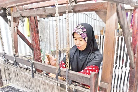 Nghề dệt thổ cẩm của người Chăm xã Châu Phong, thị xã Tân Châu, tỉnh An Giang. (Ảnh: NGUYỄN ĐĂNG)