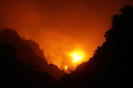 Đám cháy trên núi cao, rất khó khăn cho công tác dập lửa.