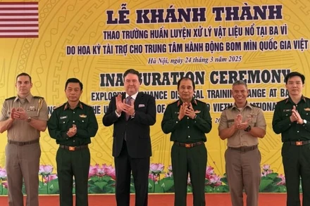 Các đại biểu tham dự Lễ khánh thành thao trường huấn luyện xử lý vật liệu nổ tại huyện Ba Vì, thành phố Hà Nội. (Ảnh: Đại sứ quán Hoa Kỳ tại Việt Nam)