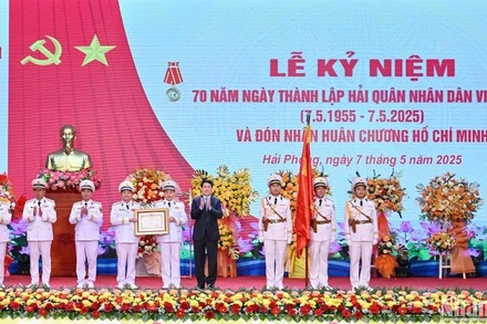 Chủ tịch nước Lương Cường trao Huân chương Hồ Chí Minh tặng Quân chủng Hải quân.