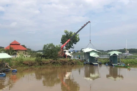 Người dân tỉnh Bình Phước tự tháo dỡ công trình vi phạm năm 2024. (Ảnh TẠ ĐÌNH TIẾN)