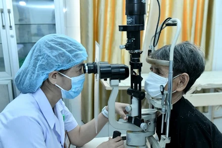 Bác sĩ Bệnh viện đa khoa huyện Vĩnh Linh, tỉnh Quảng Trị khám bệnh cho người dân. (Ảnh: ĐĂNG KHOA)