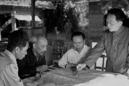 Chủ tịch Hồ Chí Minh, Đại tướng Võ Nguyên Giáp và các đồng chí lãnh đạo Đảng, Nhà nước bàn kế hoạch mở chiến dịch Điện Biên Phủ (năm 1954). (Ảnh tư liệu: TTXVN)