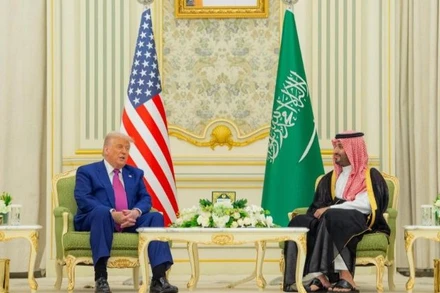 Thái tử Saudi Arabia Mohammed bin Salman Al Saud và Tổng thống Mỹ Donald Trump tại cuộc gặp ở Riyadh, ngày 13/5/2025. (Ảnh: XINHUA)