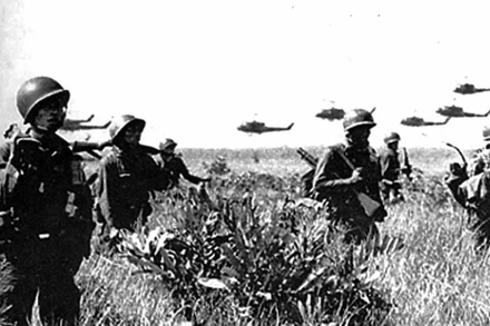 Chiến thuật "trực thăng vận" của Mỹ trong trận Ấp Bắc. (Ảnh tư liệu/ Báo QĐND)