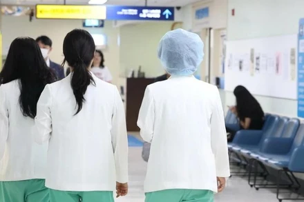 Nhân viên y tế làm việc tại Bệnh viện Đại học Quốc gia Seoul, Hàn Quốc, ngày 24/6/2024. (Ảnh: Yonhap/TTXVN)