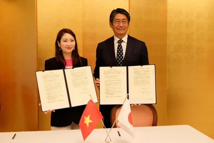 Đại sứ Nhật Bản tại Việt Nam Ito Naoki và bà Yurie Mizukami, Quản lý chương trình của tổ chức Plan International Japan tại lễ ký kết hợp đồng viện trợ dự án. (Ảnh: Đại sứ quán Nhật Bản tại Việt Nam/Mekong Asean)
