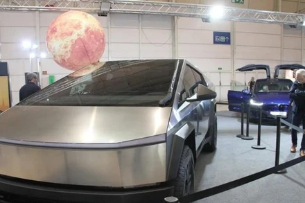 Mẫu xe điện của hãng Tesla được giới thiệu tại triển lãm ô tô ở Lisbon, Bồ Đào Nha. (Ảnh: THX/TTXVN)