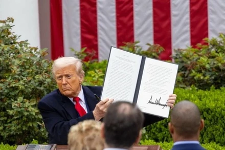 Tổng thống Mỹ Donald Trump ký sắc lệnh áp mức thuế đối ứng mới tại Nhà Trắng, ngày 2/4/2025. (Ảnh: THX/TTXVN)