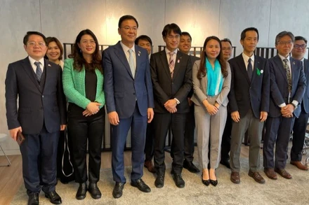 Đại sứ Việt Nam tại Nhật Bản Phạm Quang Hiệu và Thống đốc tỉnh Nara Yamashita Makoto chụp ảnh lưu niệm cùng các đại biểu hai nước. (Ảnh: LÊ THƯƠNG)