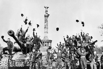 Kỷ niệm Ngày Chiến thắng 9/5 hằng năm là dịp để toàn thế giới nhìn lại cuộc chiến tranh thảm khốc nhất trong lịch sử, để tôn vinh sự chiến đấu dũng cảm và hy sinh to lớn của các lực lượng dân chủ và hòa bình, đặc biệt là nhân dân và Hồng quân Liên Xô, đập tan chủ nghĩa phát-xít, giành lại hòa bình cho nhân loại. (Ảnh: Tư liệu quốc tế/TTXVN)