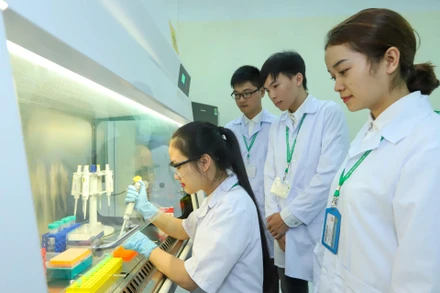 Giờ thực hành của sinh viên Học viện Nông nghiệp Việt Nam. (Ảnh TUỆ NGHI) 