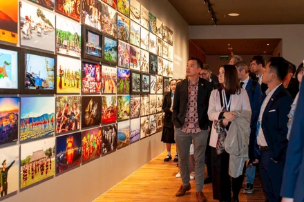 Đại biểu nước ngoài tham quan Bảo tàng Đà Nẵng. 