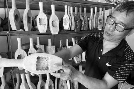 Ông Trần Văn Bản giới thiệu về họa tiết trên khuôn mặt bánh trung thu. 