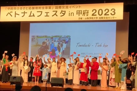 Sinh viên Việt Nam hòa ca tại Trường đại học Yamanashi Gakuin Nhật Bản. (Ảnh TOMODACHI PROJECT) 