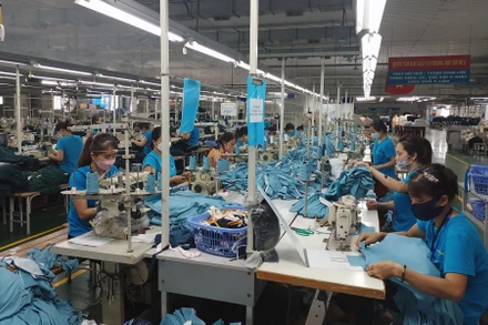 May hàng xuất khẩu tại Nhà máy may Hanosimex Ðồng Văn. 