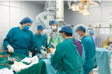 Các bác sĩ Bệnh viện Bỏng quốc gia Lê Hữu Trác (Học viện Quân y) mổ vi phẫu nối bạch mạch-tĩnh mạch cho bệnh nhân. 