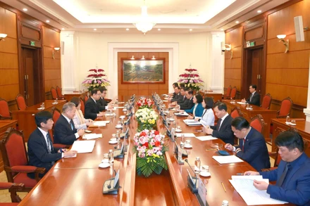 Thường trực Ban Bí thư Trương Thị Mai hội đàm với ông Shii Kazuo. (Ảnh TTXVN) 