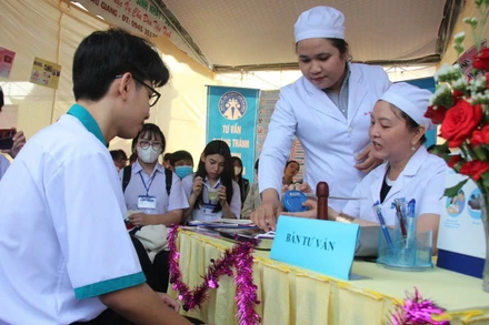 Tư vấn phòng tránh vô sinh hiếm muộn, biện pháp tránh thai hiện đại và vận động nam nữ kết hôn trước 30 tuổi tại Lễ phát động Tháng Hành động quốc gia dân số tại Hậu Giang. (Ảnh HÀ ANH)