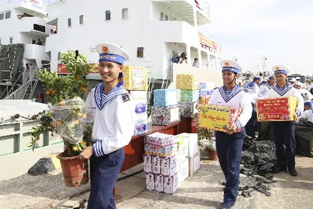 Cán bộ, chiến sĩ Tiểu đoàn DK1, Vùng 2 Hải quân chuyển quà Tết lên các tàu cho cán bộ, chiến sĩ Nhà giàn DK1.
