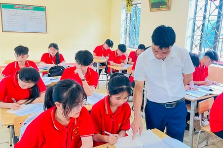 Học sinh lớp 9 Trường THCS Tân Phú, tỉnh Phú Thọ tích cực ôn luyện kỳ thi tuyển sinh lớp 10 năm học 2024-2025. (Ảnh HIỀN MAI)