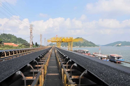 Tiêu thụ mẻ than đầu tiên trong ngày đầu Xuân mới Ất Tỵ 2025 tại cảng Cửa Ông. 