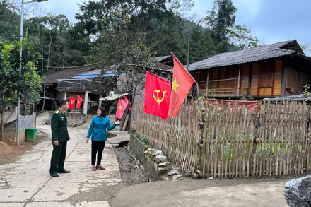 Bí thư Huyện ủy Bạch Thông (Bắc Kạn) Đỗ Thị Hiền (cán bộ luân chuyển) kiểm tra, chỉ đạo công tác xây dựng nông thôn mới tại xã Cao Sơn. 